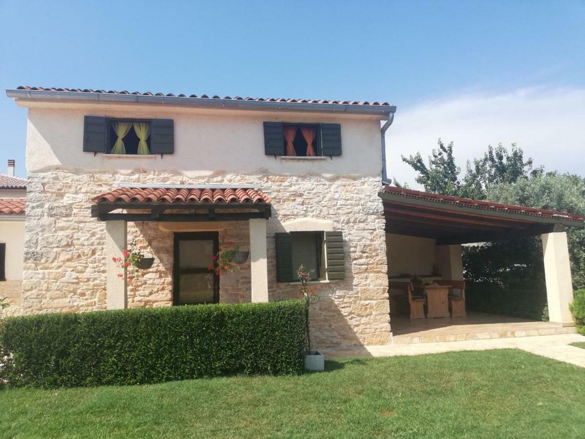 Mala Kuca Sa Velikim Grijanim Bazenom Antonio Villa Sisan Exterior photo